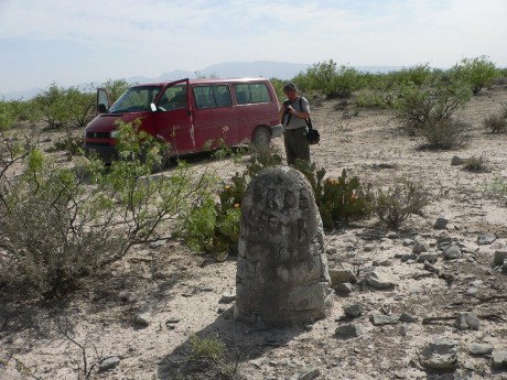 Hraniční kámen před San Juan de Boquilas